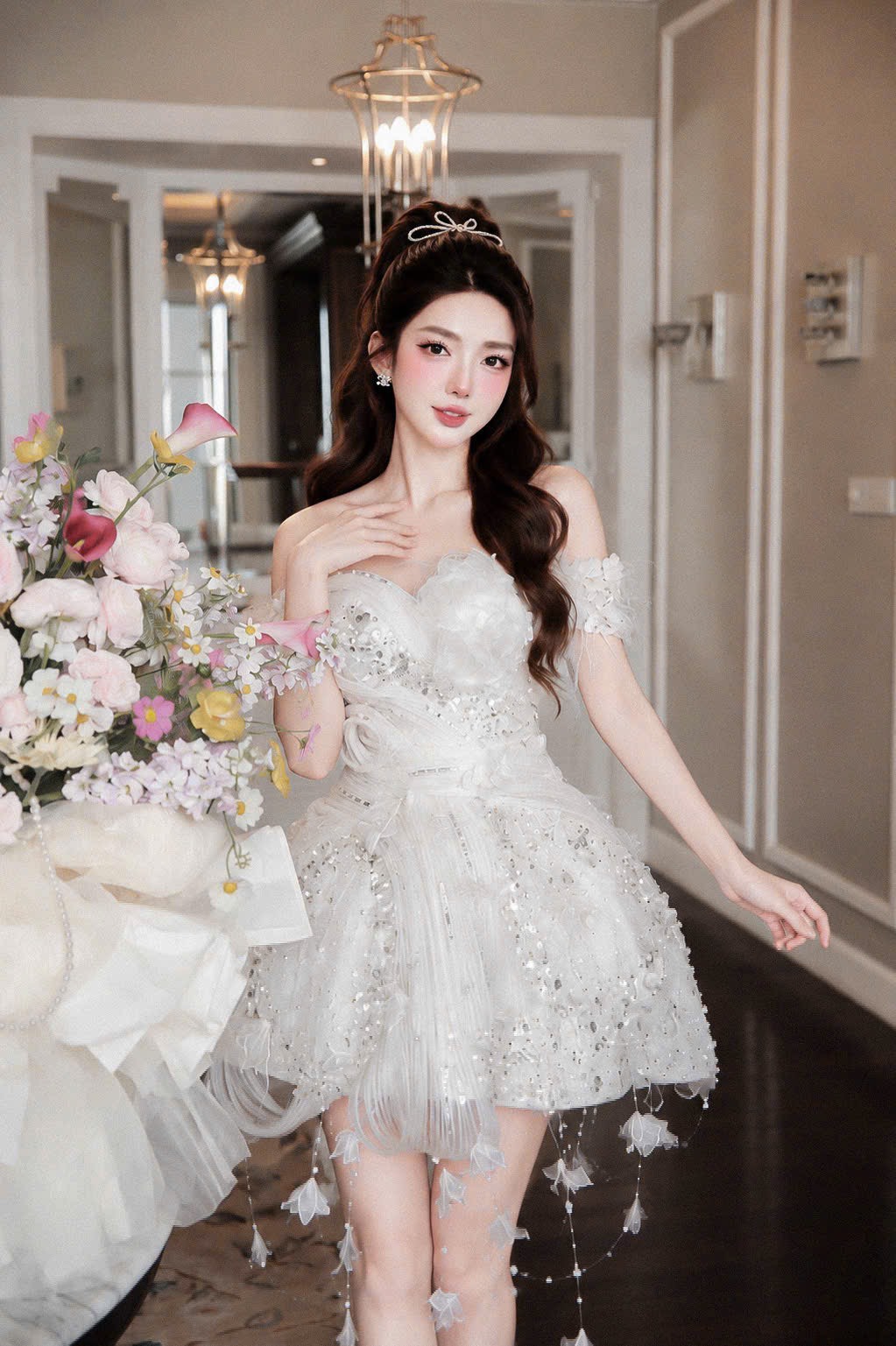 ชุดเดรส ปาดไหล่ แต่งดอก + ขนนก + กลิตเตอร์ สีขาว BRAND HISO 2329BKK Size M - Image 2