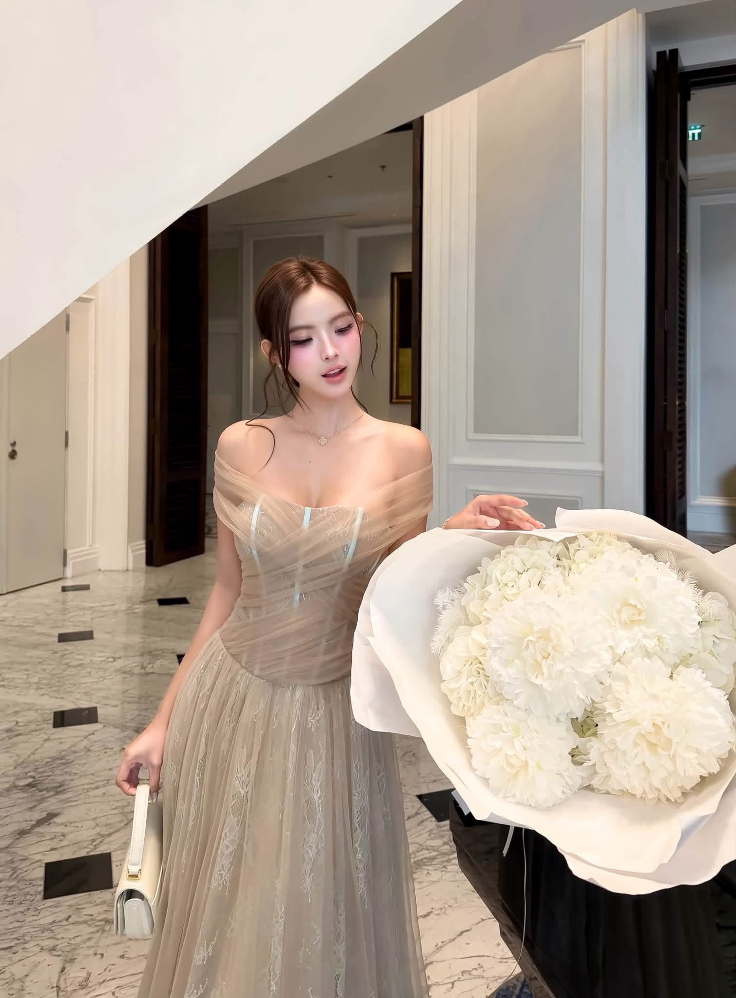 ชุดเดรสยาว ราตรี ปาดไหล่ สี เขียว ครีม BRAND TRANALI 2311 BKK SIZE S - Image 3